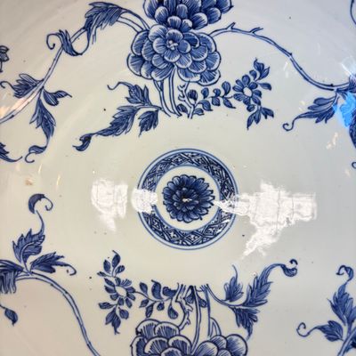 A Chinese blue and white cloche or domed cover with peonies — foto 12