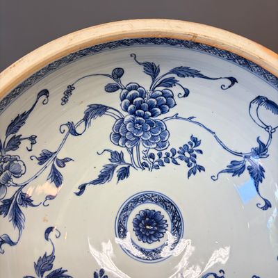 A Chinese blue and white cloche or domed cover with peonies — foto 13