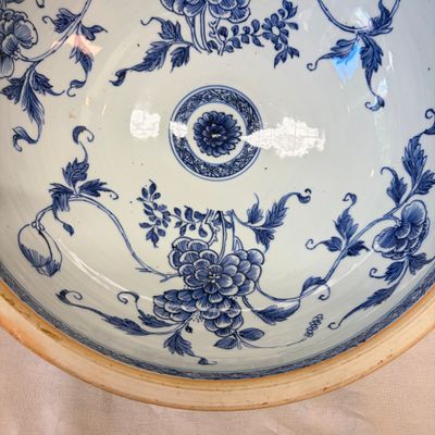 A Chinese blue and white cloche or domed cover with peonies — foto 14