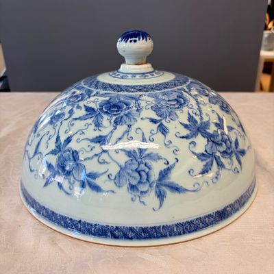 A Chinese blue and white cloche or domed cover with peonies — foto 2
