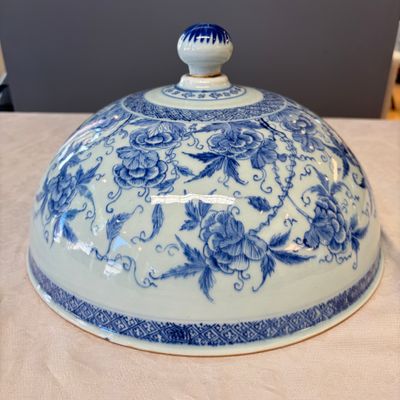 A Chinese blue and white cloche or domed cover with peonies — foto 3