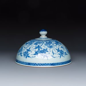 A Chinese blue and white cloche or domed cover with peonies — foto 1