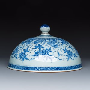 A Chinese blue and white cloche or domed cover with peonies — foto 2