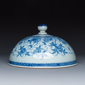 A Chinese blue and white cloche or domed cover with peonies — foto 3