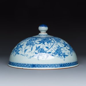 A Chinese blue and white cloche or domed cover with peonies — foto 4