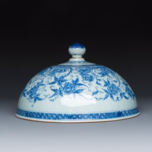 A Chinese blue and white cloche or domed cover with peonies — foto 5