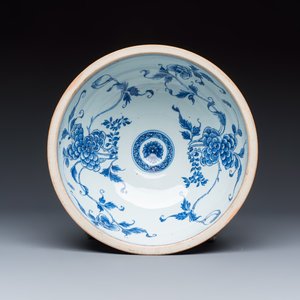 A Chinese blue and white cloche or domed cover with peonies — foto 7