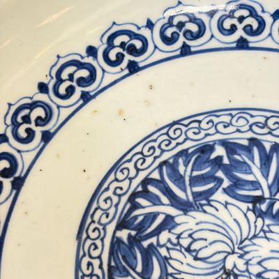 A Chinese blue and white dish with floral design — photo 9