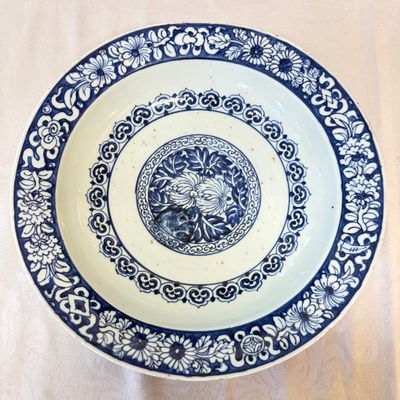 A Chinese blue and white dish with floral design — photo 1