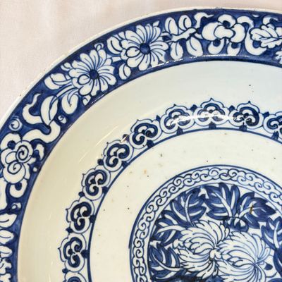 A Chinese blue and white dish with floral design — photo 2