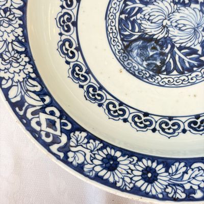 A Chinese blue and white dish with floral design — photo 3