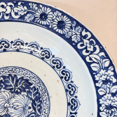 A Chinese blue and white dish with floral design — photo 4