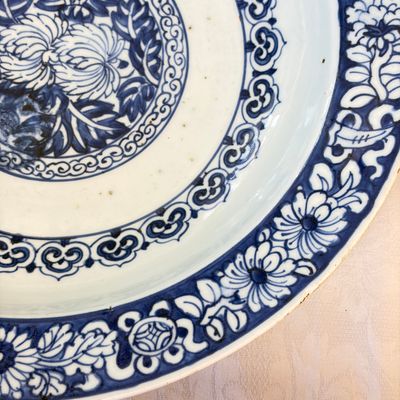 A Chinese blue and white dish with floral design — photo 5