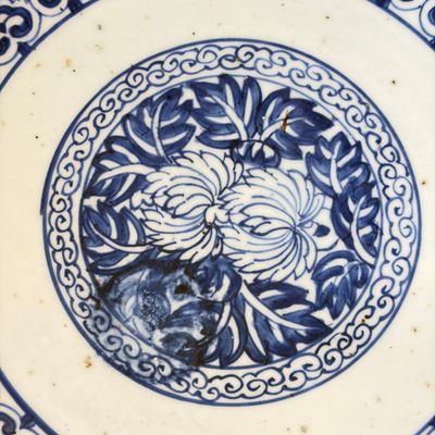 A Chinese blue and white dish with floral design — photo 6