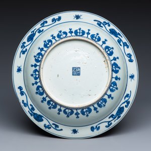 A Chinese blue and white dish with floral design — photo 2