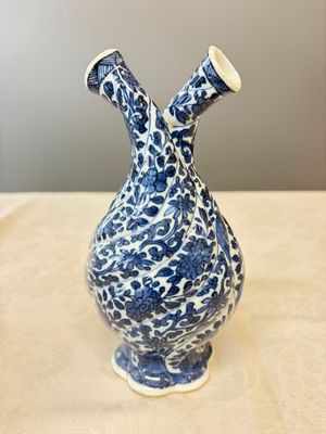 A Chinese blue and white double-spouted swirling-lobed cruet — 照片 1