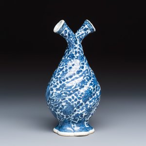 A Chinese blue and white double-spouted swirling-lobed cruet — 照片 1