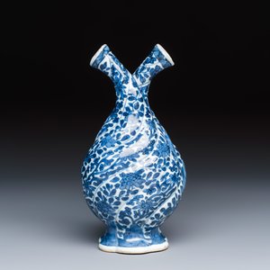 A Chinese blue and white double-spouted swirling-lobed cruet — 照片 4
