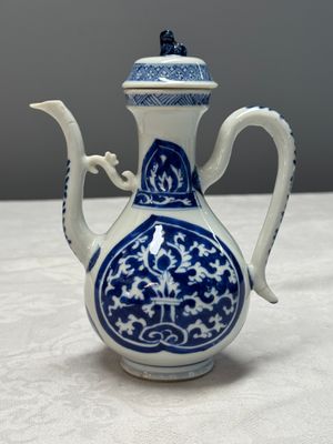 A Chinese blue and white ewer and cover for the Persian market — photo 1