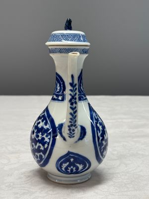 A Chinese blue and white ewer and cover for the Persian market — photo 4