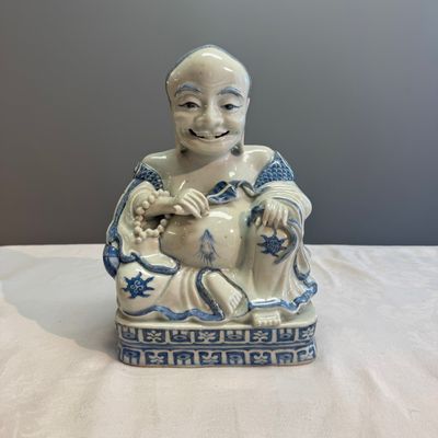 A Chinese blue and white figure of Budai — 照片 1