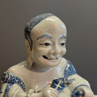 A Chinese blue and white figure of Budai — 照片 2