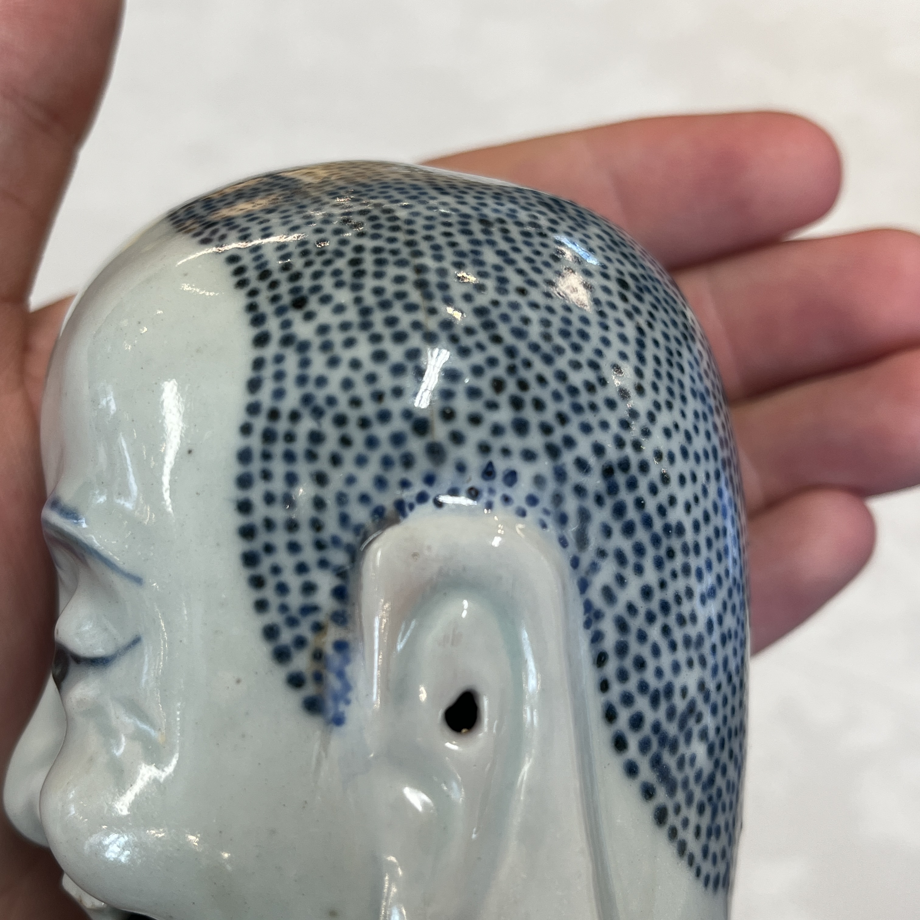 A Chinese blue and white figure of Budai — 照片 17