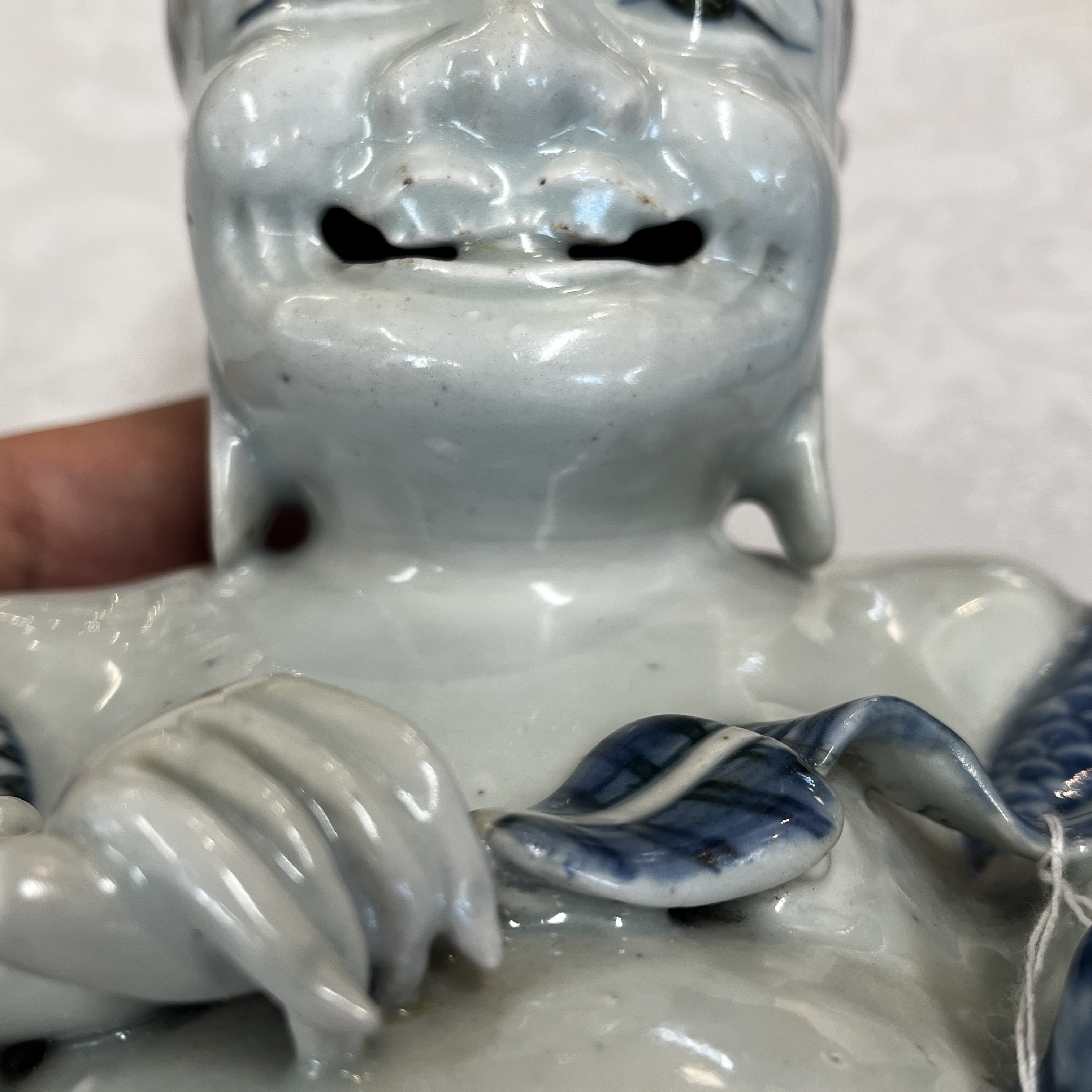 A Chinese blue and white figure of Budai — 照片 18