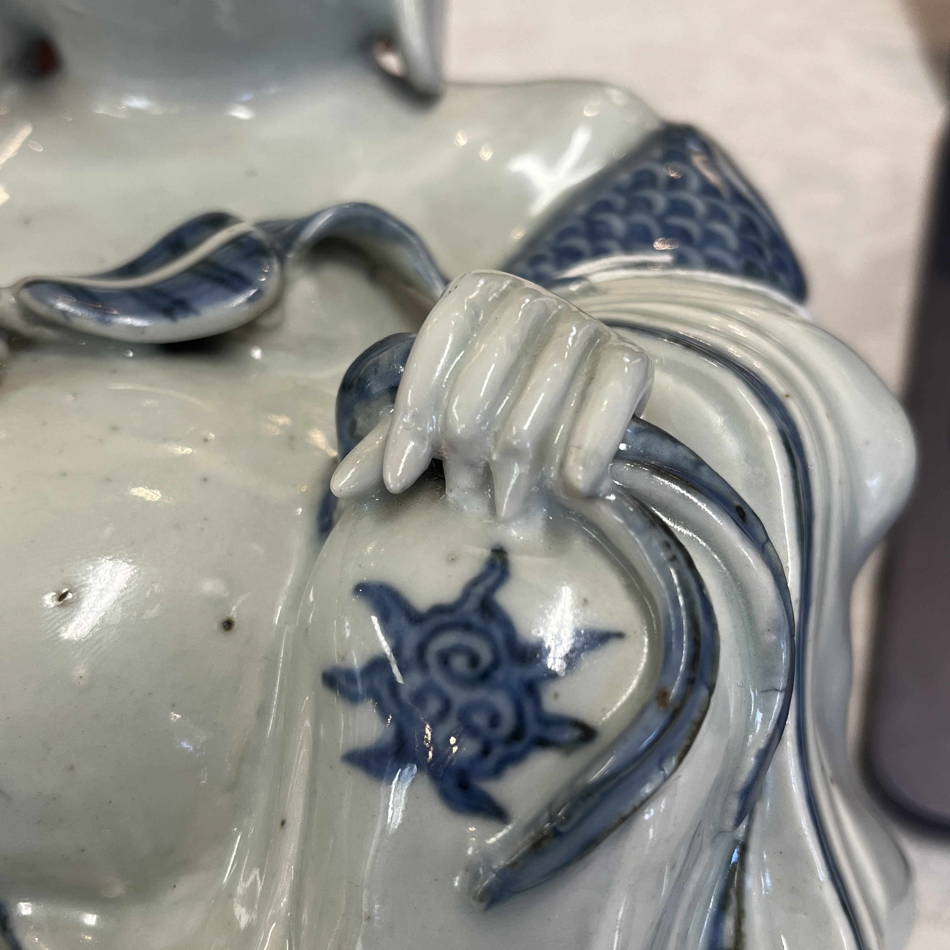 A Chinese blue and white figure of Budai — 照片 19