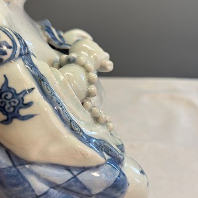 A Chinese blue and white figure of Budai — 照片 3