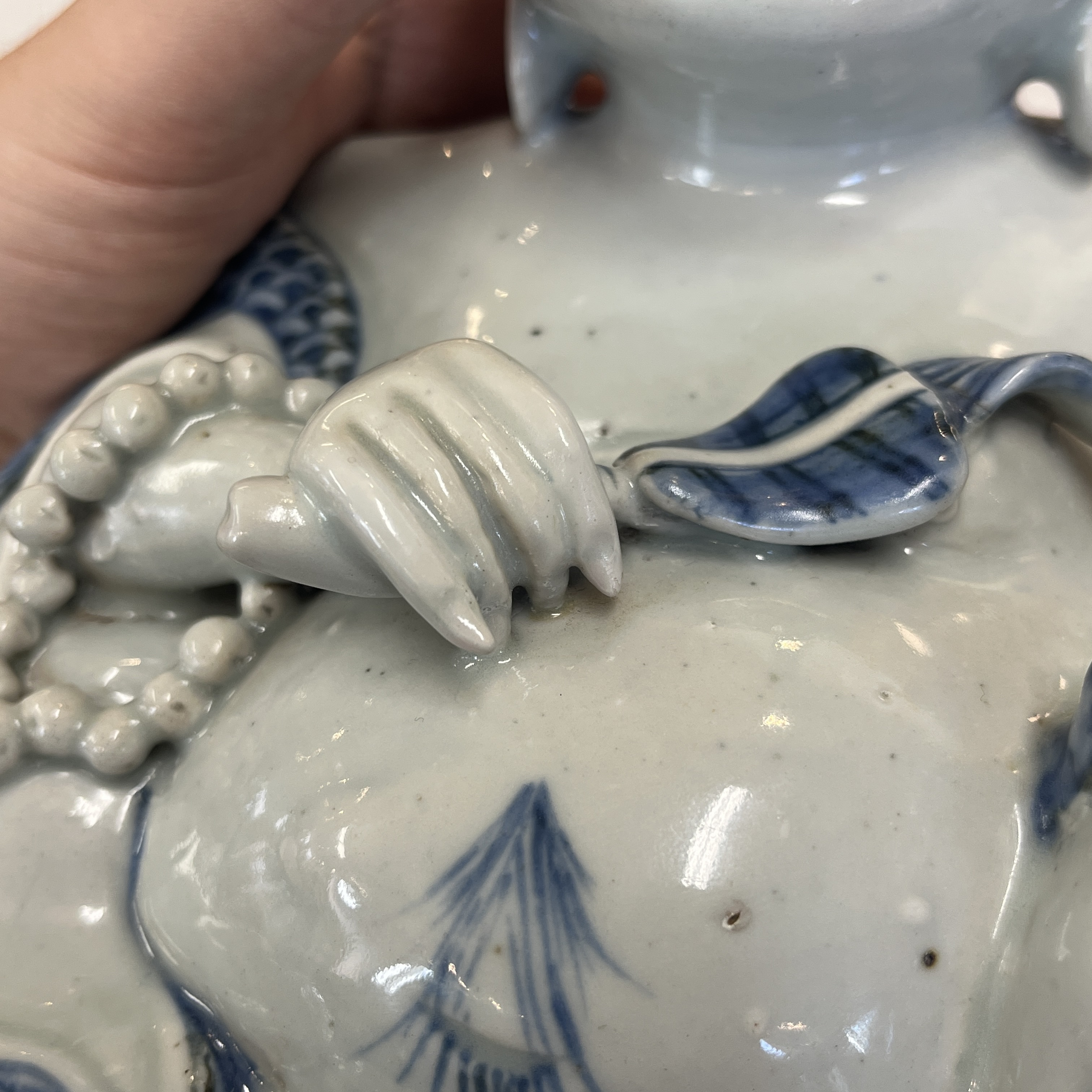 A Chinese blue and white figure of Budai — 照片 20