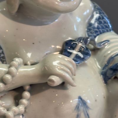 A Chinese blue and white figure of Budai — 照片 4