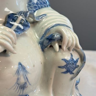 A Chinese blue and white figure of Budai — 照片 5