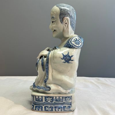 A Chinese blue and white figure of Budai — 照片 6