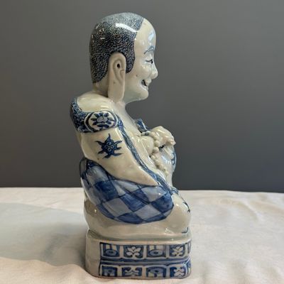 A Chinese blue and white figure of Budai — 照片 8