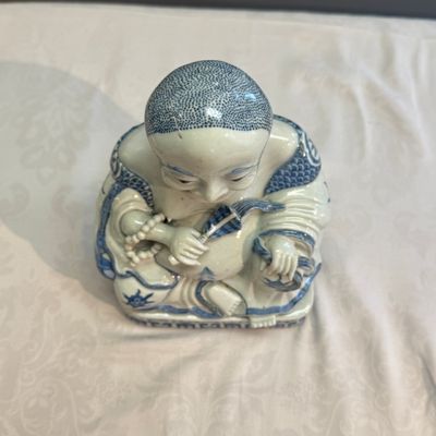 A Chinese blue and white figure of Budai — 照片 9