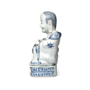 A Chinese blue and white figure of Budai — 照片 4