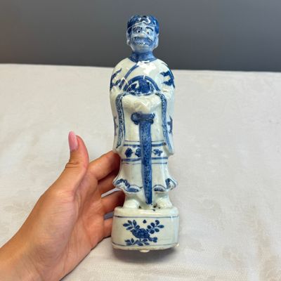 A Chinese blue and white figure of Li Tieguai — foto 1