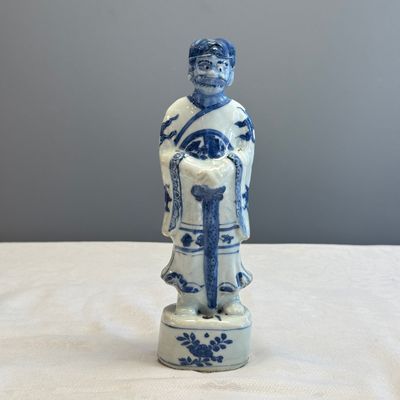 A Chinese blue and white figure of Li Tieguai — foto 2