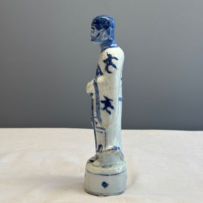 A Chinese blue and white figure of Li Tieguai — foto 3