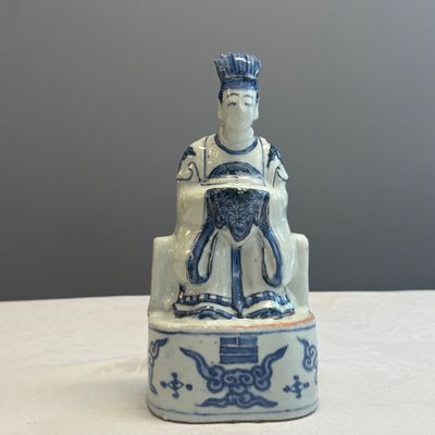 A Chinese blue and white figure of a Daoist deity — photo 1