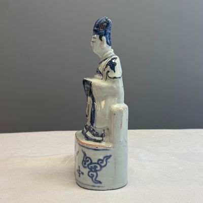 A Chinese blue and white figure of a Daoist deity — photo 2