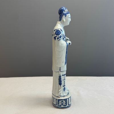 A Chinese blue and white figure of the immortal He Xiangu — photo 4