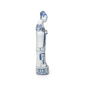 A Chinese blue and white figure of the immortal He Xiangu — photo 5