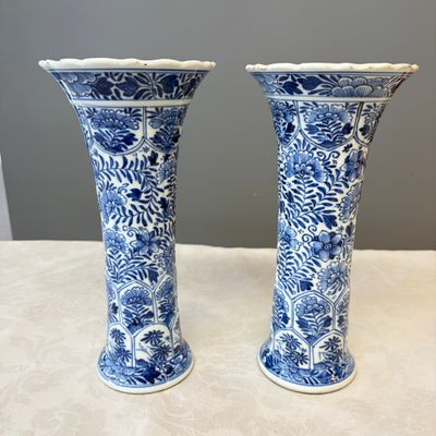A Chinese blue and white five-piece garniture with floral design — 照片 1