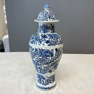 A Chinese blue and white five-piece garniture with floral design — 照片 19