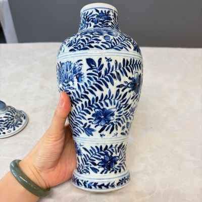 A Chinese blue and white five-piece garniture with floral design — 照片 20