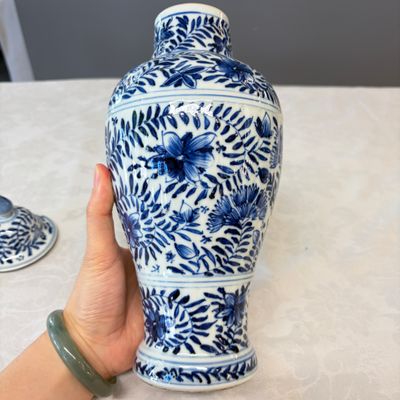 A Chinese blue and white five-piece garniture with floral design — 照片 21