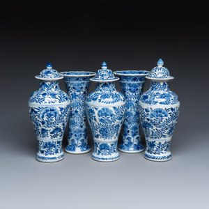 A Chinese blue and white five-piece garniture with floral design — 照片 1