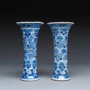 A Chinese blue and white five-piece garniture with floral design — 照片 11